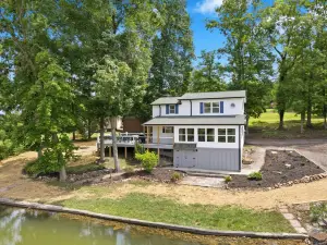 Dreamy Skipping Stone Lake House