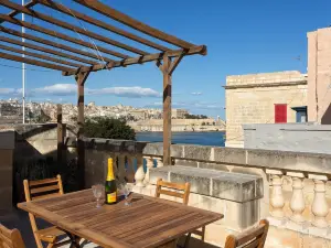 Traditional Maltese Townhouse, Roof Terrace and Views