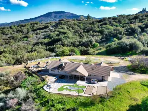 Mini Golf, Hot Tub and Game Rooms Await You - Exquisite Retreat
