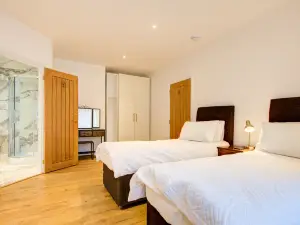 Spacious 4BR Haven in Ipswich