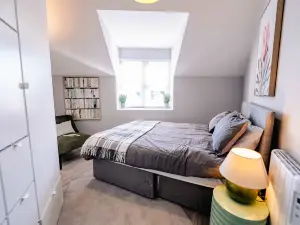 Luxury High Ceiling 2BR Apt Near Centre & Stadium