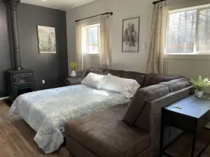 Hot Tub & Mountain Views in Libby