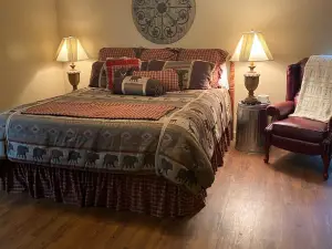 Rustic Cabin in Hunters' Paradise!