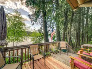 Waterfront Newport Vacation Rental on Sacheen Lake