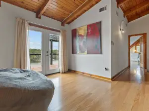 3-bedroom house on Lake Catherine in marvelous Hot Springs with hot tub and gym