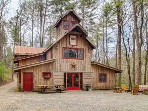 Jasper '7 Timbers' Cabin on 10 Acres w/ a Creek!