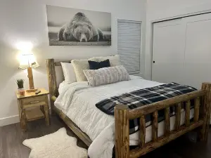 The Comfy Bear Cottage! Beautiful 2 bed/1bath home minutes from skiing and lake.