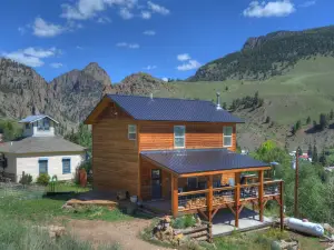 Spectacular Mountain Views and Private Hot Tub - Exquisite Multi-Level Haven