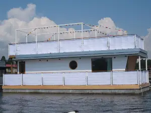 Unique Floating Retreat Sleeps 4