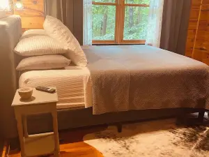 Cherry Log Chic - Perfectly Positioned Between Blue Ridge & Ellijay