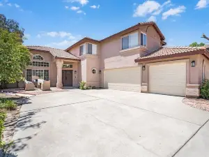 Upscale Family & Group Friendly Spacious Home