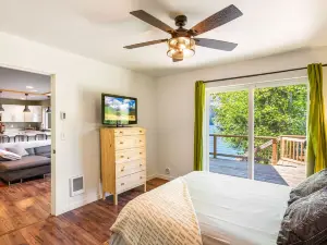 Gorgeous Modern Cabin with Access to Lake Cushman