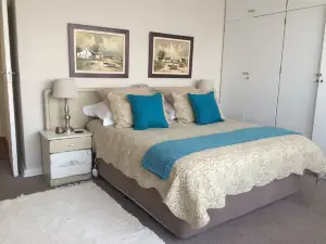 African Chic Retreat, Stylish, Spotless & Central. Close to Airport