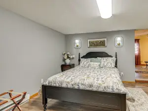 1 Mi to Main St! Family Farmhouse in West Unity