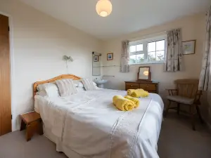 3 bed family home with large garden & sea views