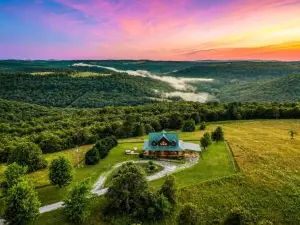 Lodge at OZK Ranch- Incredible mountaintop cabin with hot tub and views