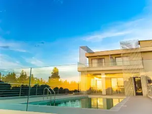 IO Luxury Pool & Hot Tub Suites