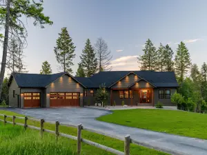 Luxury Spa and Private Speakeasy - Stunning Lakeside Retreat