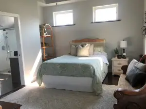 Newly Constructed Modern 1 Bedroom Apartment with Luxury Shower ~ Sleeps 3