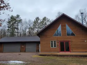 Lazy Bear Lodge family- friendly cabin near Lake Arbutus & Hatfield