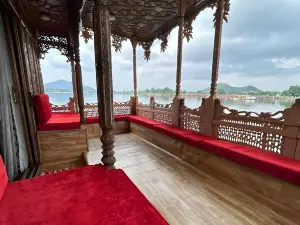 Palace Heights Houseboats