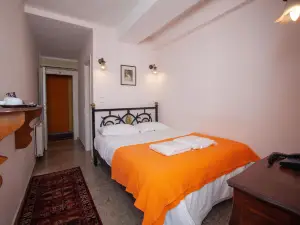 Byron Traditional Hotel