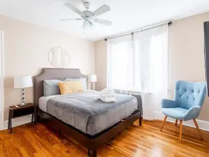 The B&W Haven: Stylish 3BR Escape with Private Office by LI Ferry