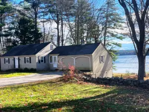 Peaceful Lakefront 2-bedroom Home For Beautiful and Relaxing Getaway