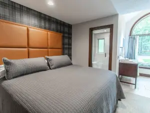 Fully renovated condo in Canadian Lakes - Sleeps 7!