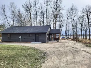 Newly Built Cedarpoint Cottage -Cozy and Relaxing on Jessie Lake -Pet Friendly