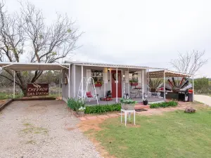 Unique Tiny House with Queen Bed, Hot Tub & Wifi in Country Setting.
