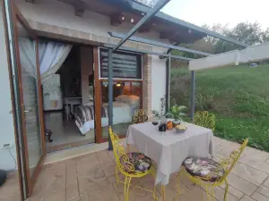 Studio apartment with hot tub and patio in peaceful countryside!