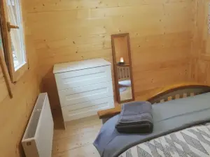 Log Cabin on the Lake - Sleeps 4 & Jacuzzi