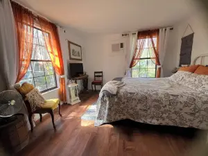 The Blue Heron Hideaway- 2-bedroom cottage in lovely Cross Creek, FL,