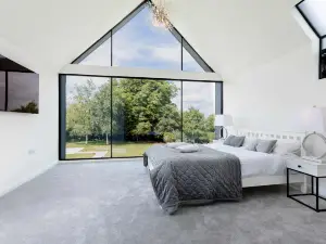 Cawston Barn - luxury 6-bedroom