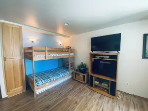 #179 Condo near large pool & shuttle to Gorge Amp-book separately