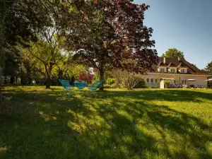 Quiet 50's Cottage - 12 p. - Private Park & Pool