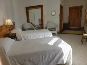 Historic Hardware Inn with River Views: Suite 102