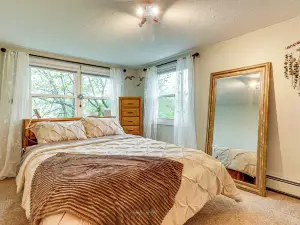 Lakefront Cottage 2 Mi to Palladium in Worcester!