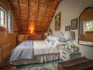 Barn at Blue Hill Peninsula Historic Farm w/Organic Meadows. Pet Friendly