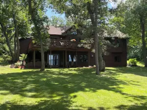 Peaceful, private Ottertail Lake Retreat