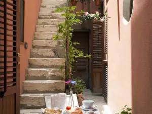 The Flowered Courtyard Srl