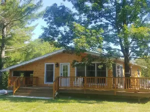 New Lakeside Cottage 5 minutes from great hiking with large deck and lake view