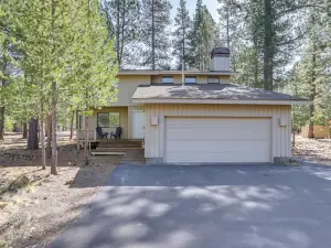 Hot Tub & Community Perks: Sunriver Retreat