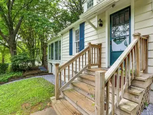 Near Shops & Parks: Dog-friendly Maryland Gem