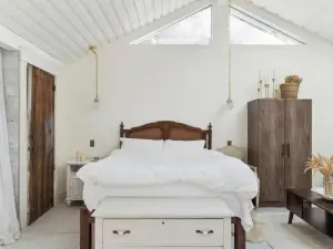 Elegant & Romantic Farmhouse, Natural Light!