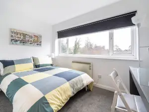 2 double Bedroom apartment minutes from the high street and station