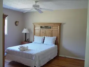 Relaxing Kerr Lake Cottage w/ Private Boat dock - Pet Friendly!