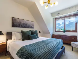 The Lookout  Stylish Escape with Mountain Views