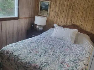 BOATHOUSE - 2 BEDROOM WATERFRONT COTTAGE SPRING & SUMMER STILL FALL AVAILABLE!